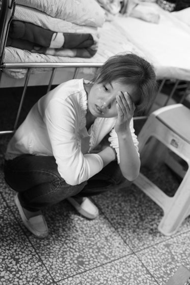 女兒熟睡之后，媽媽總會(huì)一個(gè)人想很多，女兒的病情、巨額的醫(yī)療費(fèi)用時(shí)刻充斥著她的大腦，年輕的媽媽在這種情境下變得憔悴了很多，她不知道小彬嫻什么時(shí)候會(huì)好起來，帶著她穿梭在小公園里看著她稚嫩的笑。