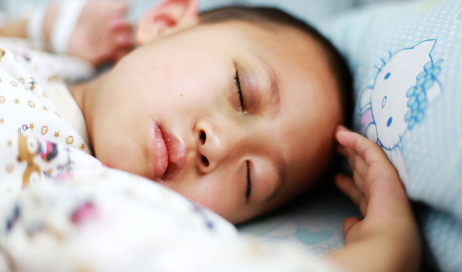小彬嫻眼部、嘴部、脖子等出血點(diǎn)致使她無法吃硬東西，不小心劃破一下對(duì)她就是最大的損失，每個(gè)人都在保護(hù)著她，包括幼小的她自己。