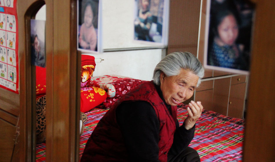 小彬嫻80歲的老奶奶每天在家祈禱小彬嫻早日回來?！袄夏棠套钣H”這是小彬嫻對(duì)“誰最親”這個(gè)問題最多的回答，小彬嫻和老奶奶就像是一對(duì)好朋友，兩個(gè)人在一起總是歡聲笑語。而現(xiàn)在，老奶奶每天看著鏡子前的小彬嫻的照片就會(huì)淚流滿面。