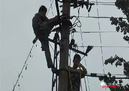 8月8日下午，邯臨路與高鐵橋交匯處北行200米燕莊村一名電工被困在電線桿上，急需救援。接到報警的邯鄲消防華澤路中隊(duì)立即趕赴現(xiàn)場，消防官兵到達(dá)現(xiàn)場后，經(jīng)了解得知，該男子是一名電工，在電線桿上作業(yè)時不慎被電擊傷，意識清醒，但其右腿和右臂無法用力，導(dǎo)致無法從電線桿上下來。消防官兵經(jīng)過半個小時的緊張營救，最終將被困男子成功救下，并由現(xiàn)場120醫(yī)務(wù)人員送往醫(yī)院進(jìn)行救治。