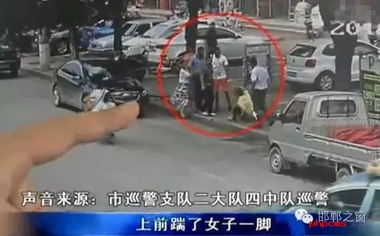 8月5日，市巡警支隊(duì)二大隊(duì)四中隊(duì)巡警在水廠路上巡邏時，突然一名神色慌張的男子攔下了警車，男子向巡警說他的愛人被打了。巡警立即查看情況，發(fā)現(xiàn)一名約30歲的女子手捂腹部倒在便道上，巡警立即撥打了110和120。經(jīng)了解得知，受傷女子于某某已懷有兩個月身孕，于某某的丈夫與男子有經(jīng)濟(jì)糾紛，當(dāng)天男子找于某某的丈夫要錢，結(jié)果起了爭執(zhí)。巡警從醫(yī)院了解到于某某不幸流產(chǎn)。