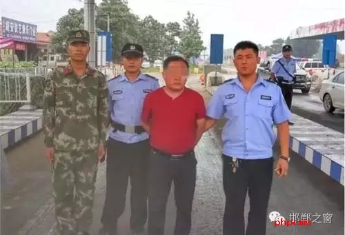 8月8日13時許，邯鄲大名李茂堤警務(wù)站民警，在一輛南樂開往龍王廟的公共汽車上，查獲一名無身份證男子。該男子自稱是龍王廟鎮(zhèn)人，在民警詢問下又改口稱是孫甘店鄉(xiāng)人，閃爍其詞、神色慌張。經(jīng)調(diào)查該男子叫朱某。于7月7日，在大名縣人民法院判決的一起民間借貸糾紛案中，犯罪嫌疑人朱某拒不履行法院判決。7月13日，大名縣公安局依法將該朱上網(wǎng)追逃。