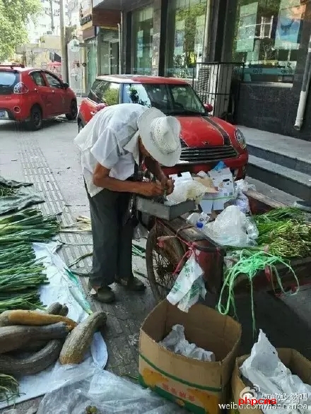 網(wǎng)友爆料：八十三歲，本該在家頤養(yǎng)天年，然而在光明大街水院路口卻有一位爺爺在酷暑烈日當(dāng)下賣(mài)菜和葡萄，如果有住在附近的小伙伴們，如果你正好想買(mǎi)菜，買(mǎi)葡萄，不妨去看看。