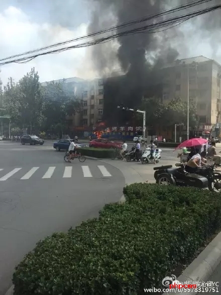 網(wǎng)友爆料：8月11日，邯鄲中華南大街和學(xué)院北路交叉口東南角，一飯店起火，消防官兵接警后緊急救援，目前起火原因不明。大家一定要注意用電用煤氣安全。