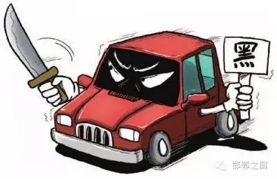 8月3日上午，公交分局接群眾報(bào)警稱，在汽車西站搭乘一輛白色奧拓(黑出租車)時(shí)，被該車司機(jī)持刀搶劫2600元。公交分局迅速組織警力現(xiàn)場(chǎng)勘查、走訪調(diào)查、調(diào)取天網(wǎng)監(jiān)控視頻、尋找嫌疑人蹤跡，經(jīng)大量工作，于次日凌晨6時(shí)許，辦案民警在復(fù)興區(qū)大乘寺附近發(fā)現(xiàn)嫌疑人的活動(dòng)蹤跡。經(jīng)縝密布控，辦案民警在火車站一舉將犯罪嫌疑人張某某抓獲，犯罪嫌疑人張某某對(duì)持刀搶劫乘客的犯罪事實(shí)供認(rèn)不諱。