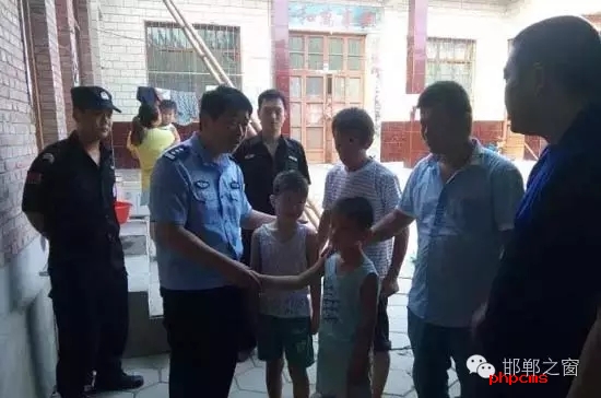 8月11日上午，邯鄲館陶縣公安局指揮中心接到報(bào)警，柴堡鎮(zhèn)劉村李某因欠柴堡鎮(zhèn)武張屯村李某某錢款，李某某將李某的兩個(gè)兒子（一個(gè)10歲，一個(gè)8歲）拘禁。民警迅速趕到現(xiàn)場(chǎng)，發(fā)現(xiàn)李某家街門被反鎖，民警登上盤梯與嫌疑人談話，穩(wěn)定其情緒，做其思想工作，當(dāng)日下午17時(shí)20分許，兩個(gè)小男孩被成功解救。