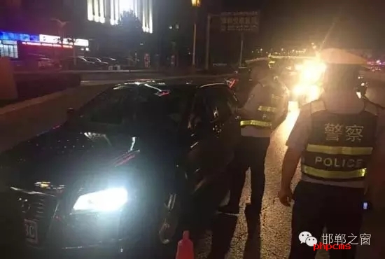 為保證奧運(yùn)期間有一個(gè)良好的道路交通環(huán)境，針對(duì)疲勞駕駛、酒后駕駛等違法行為，邯鄲交警六大隊(duì)組織開展集中整治酒駕、醉駕專項(xiàng)行動(dòng)。8月10日，交警六大隊(duì)出動(dòng)警力130余名，出動(dòng)警車15輛，設(shè)置執(zhí)勤卡點(diǎn)17處，從20時(shí)起至23時(shí)，在大隊(duì)轄區(qū)內(nèi)查獲了18個(gè)“酒鬼”以及涉牌涉證違法行為21起。當(dāng)晚，在中華大街水廠路口，有一輛車為了逃避檢查，還試圖倒車逃跑。