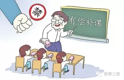 8月10日，記者接到家長(zhǎng)舉報(bào)，稱邯鄲市七色光水文小學(xué)未開學(xué)，卻接到了學(xué)校補(bǔ)課通知。記者聯(lián)系了校方，該校負(fù)責(zé)人表示將立即停止補(bǔ)課，并將收取的費(fèi)用退還家長(zhǎng)。