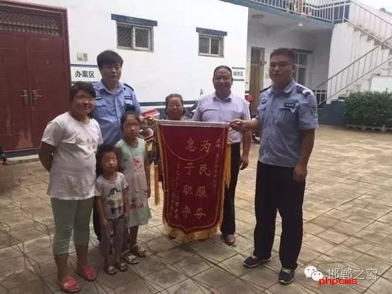 8月份，雞澤縣局店上派出所在開展入戶訪查工作中了解到，2011年，浮東三村村民孟某與外地女子唐某（云南省昭通市人）結(jié)婚，戶口沒有遷移，因是二婚，妻子唐某帶有的三個孩子也跟隨孟某生活，三個孩子均沒有戶口。不幸的是，其妻子唐某在2015年年底因車禍死亡，三個孩子無法取得醫(yī)學(xué)證明，就一直未能申報戶口。民警在獲悉此情況后，主動上門對這3個無戶口孩子進行入戶調(diào)查，經(jīng)過一周的緊張工作，雞澤縣局店上派出所會同縣局戶政股為這3個孩子解決了戶口問題，最終將3個孩子的戶口頁交到孟某手中。