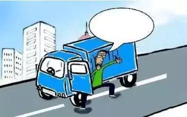 2月27日凌晨，邯鄲市一名男子套用其表哥A2駕駛證信息駕駛大貨車進入市區(qū)，沒成想因為嘴角的一顆痣被交警看出破綻，不僅被公安機關(guān)依法行政拘留了15天，而且被罰款1500元。在事實面前，駕駛?cè)瞬坏貌怀姓J(rèn)自己無證，試圖用表哥的駕駛證蒙混過關(guān)。